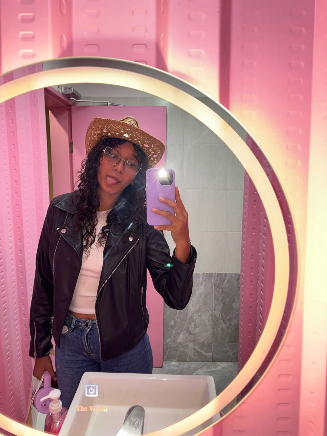 Alexandra from Venezuela, available for a video chat on CamLive