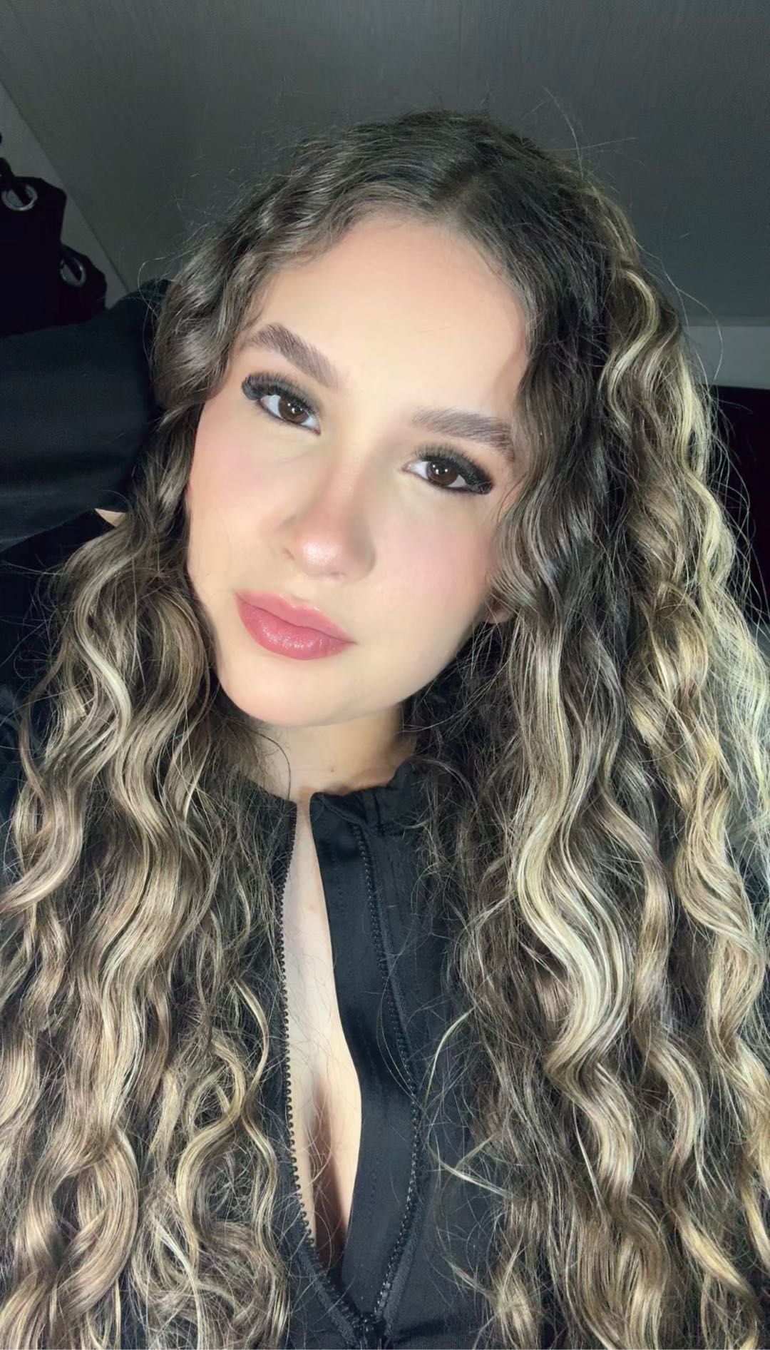 Millie from Venezuela, on CamLive for a 1-on-1 video chat