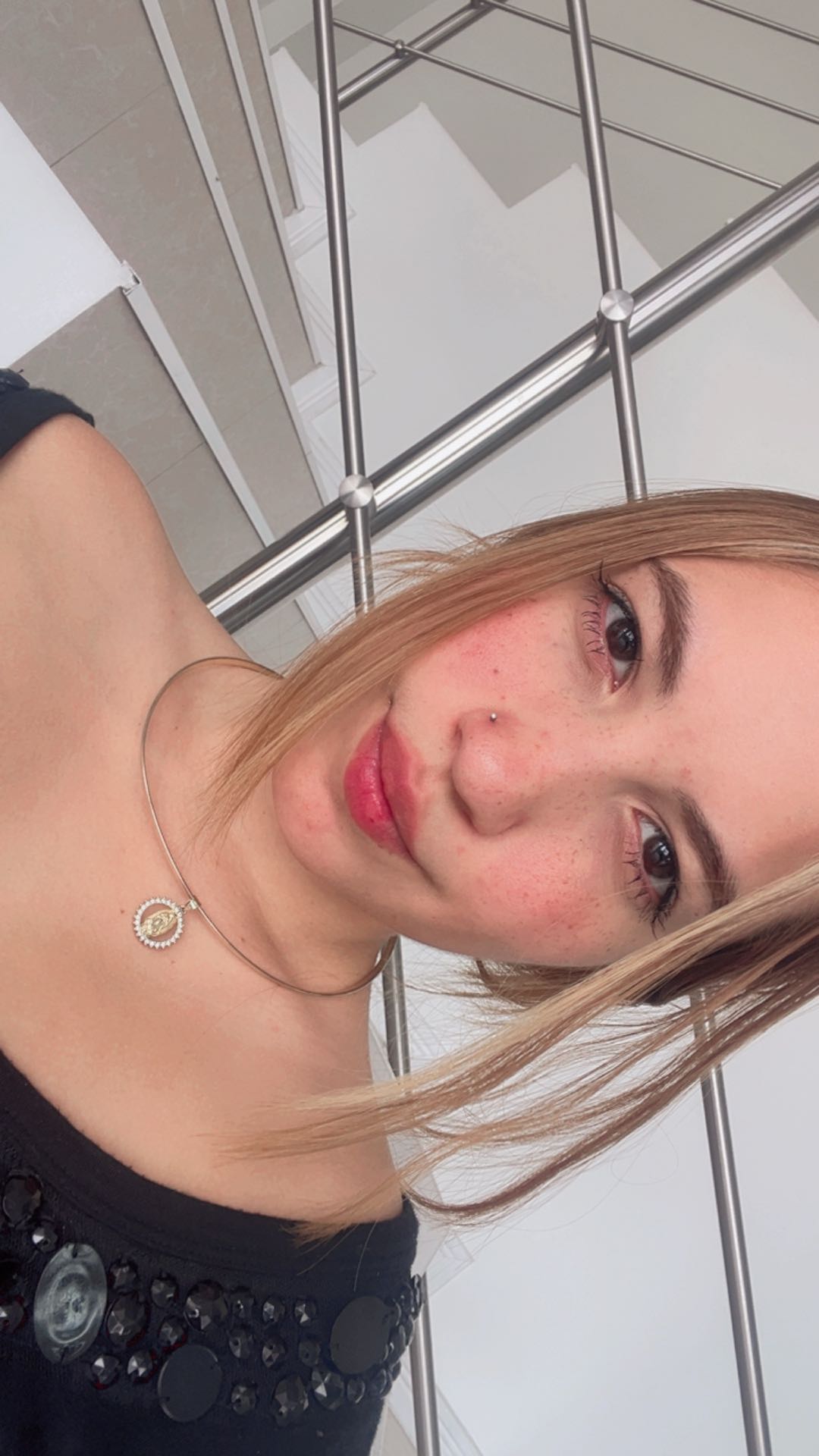 Sara, a real stranger online now on CamLive