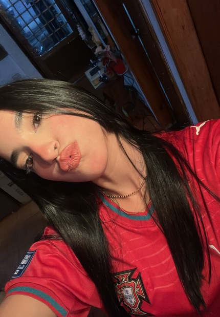 Valen, a real stranger online now on CamLive