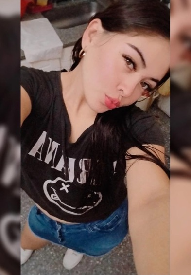 Nerea — live cam girl online now on CamLive