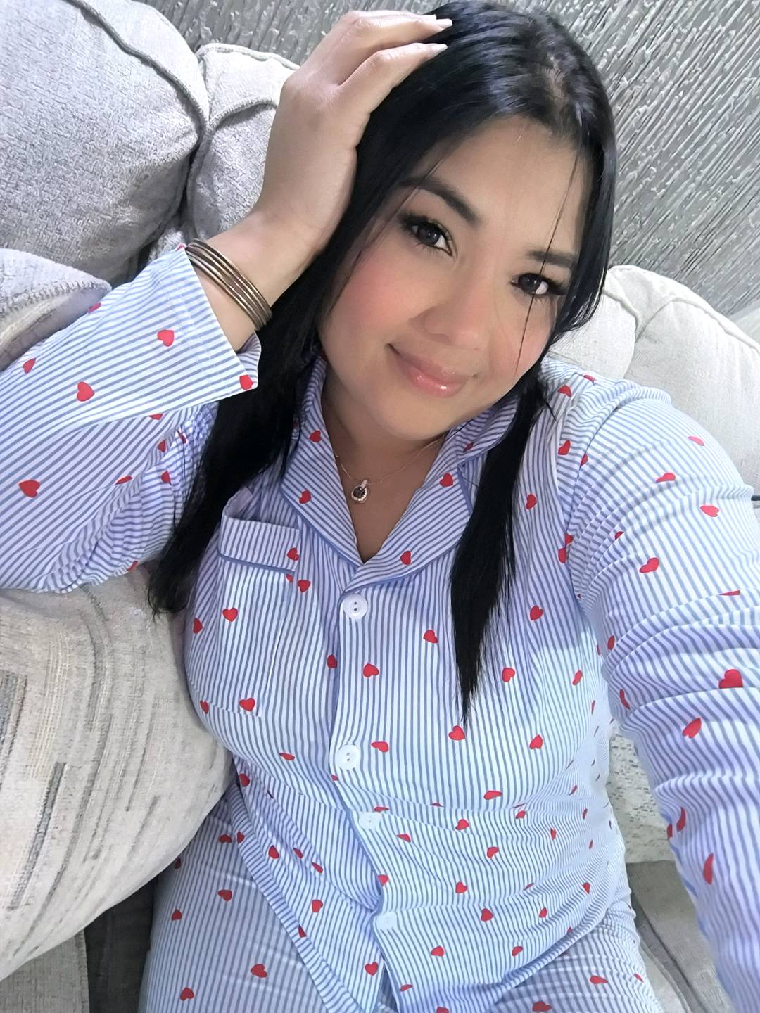 Reina — live cam girl online now on CamLive